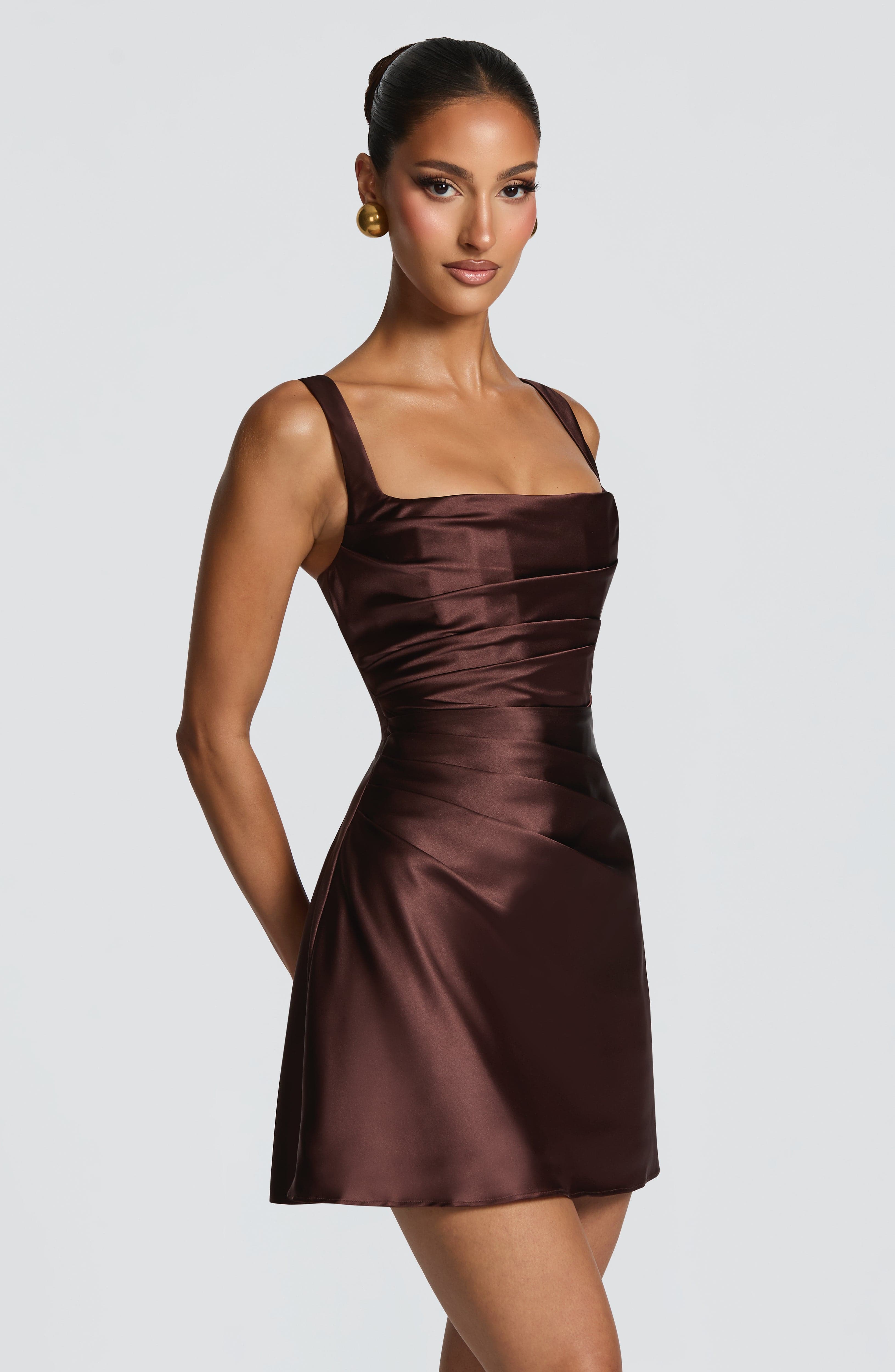 Calanthe™ - Vestido Mini en Satén Plum Brown