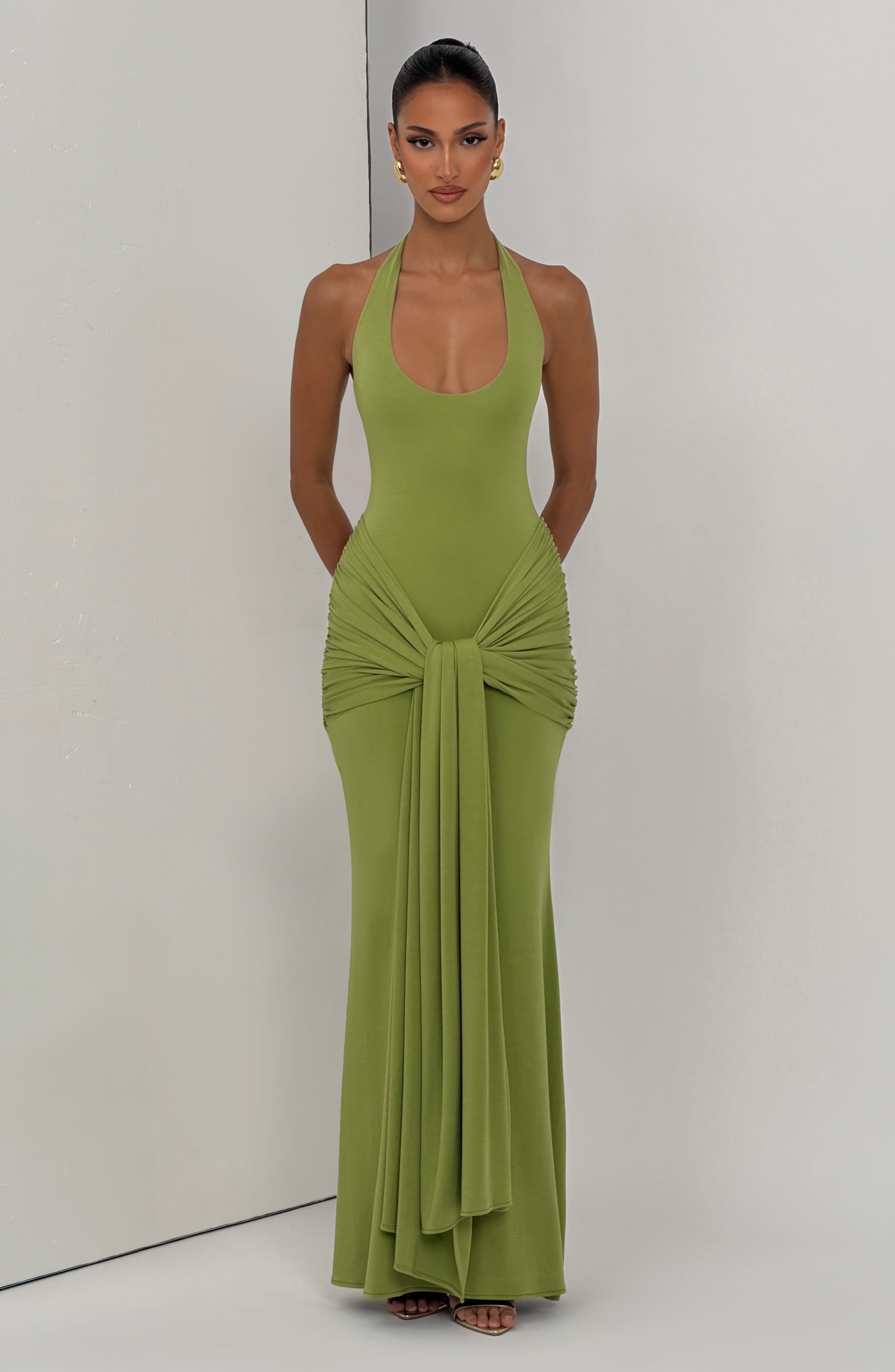 Adriana™ - Vestido de Gala Satinado en Verde Oliva